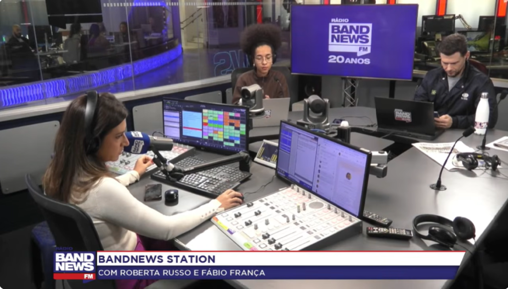 Logotipo BandNews Rádio FM - Entrevista com o advogado especialista Eduardo Dutra sobre descontos indevidos no INSS e como buscar a restituição.